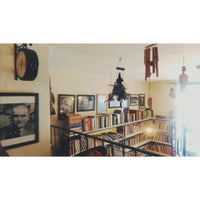 4/6/2016 tarihinde Fahrinisa K.ziyaretçi tarafından Aleph Kitabevi &amp;amp; Cafe'de çekilen fotoğraf