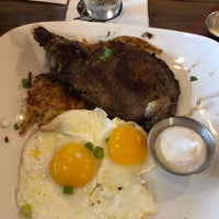 5/13/2019 tarihinde Out2Lunchziyaretçi tarafından Railcar Modern American Kitchen'de çekilen fotoğraf