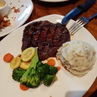 Photo taken at Outback Steakhouse by گربه خیکی F. on 3/27/2017