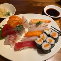Foto diambil di Tomo Sushi oleh Serhat G. pada 11/28/2022