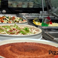 รูปภาพถ่ายที่ Pizza T โดย Pizza T..  create your own Pizza  بيتزا تي .. سوّي بيتزتك بنفسك เมื่อ 10/20/2015