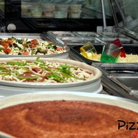 Foto scattata a Pizza T da Pizza T..  create your own Pizza  بيتزا تي .. سوّي بيتزتك بنفسك il 10/20/2015