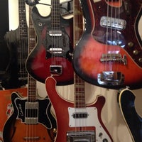 รูปภาพถ่ายที่ Southside Guitars โดย Estevam R. เมื่อ 7/1/2014