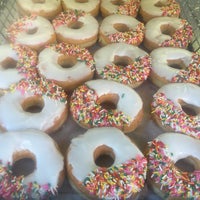 Снимок сделан в Peter Pan Donut &amp;amp; Pastry Shop пользователем Beth B. 8/28/2016