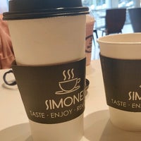 Foto tomada en Simones Coffee &amp;amp; Tea  por Alex D. el 10/24/2021