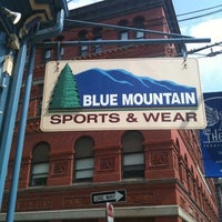 รูปภาพถ่ายที่ Blue Mountain Sports &amp;amp; Wear โดย Blue Mountain Sports &amp;amp; Wear เมื่อ 10/21/2015