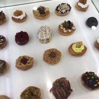 Foto scattata a WOW Donuts and Drips da Ana S. il 12/24/2017