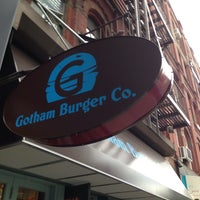 7/28/2013 tarihinde Dani K.ziyaretçi tarafından Gotham Burger'de çekilen fotoğraf