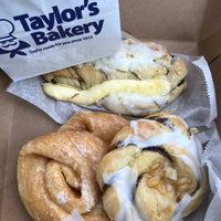 รูปภาพถ่ายที่ Taylor&amp;#39;s Bakery โดย Jessica U. เมื่อ 3/31/2017