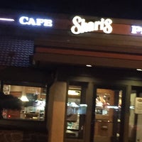 Foto diambil di Shari&amp;#39;s Cafe and Pies oleh Richard O. pada 12/31/2016