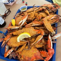Снимок сделан в Tim&amp;#39;s Rivershore Restaurant and Crabhouse пользователем Julie M. 6/18/2021