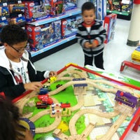 Photo taken at Toys&amp;quot;R&amp;quot;Us by ♓e🅰⬆h3®🅿 on 10/21/2012