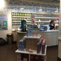 Photo taken at DAVIDsTEA by Piper on 2/27/2016