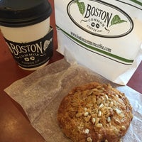 Foto tirada no(a) Boston Common Coffee Company por Adrian T. em 11/19/2015