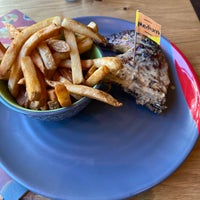 รูปภาพถ่ายที่ Nando&amp;#39;s Peri-Peri โดย Nikhil V. เมื่อ 6/16/2021