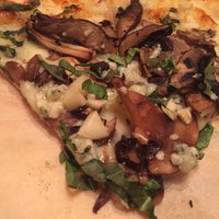 Das Foto wurde bei SoLo Wood-Fired Pizza von Priscila V. am 7/4/2016 aufgenommen