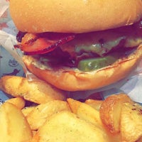 Foto tirada no(a) Tatoe&amp;#39;s Burger por ᴡ R. em 7/22/2016