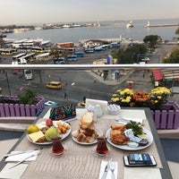 รูปภาพถ่ายที่ Deniz Hotel โดย İpek B. เมื่อ 10/13/2019