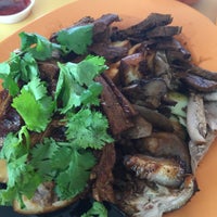Photo taken at Tai Dong Teochew Braised Duck Rice by Melvin L. on 3/10/2015