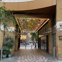 Photo taken at St Martin&amp;#39;s Courtyard by Londoner ا. on 7/22/2022