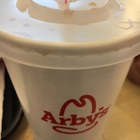 Photo taken at Arby&amp;#39;s by 𝓔𝓶𝓻𝓮 on 3/9/2018