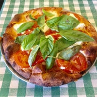 Das Foto wurde bei Happy Italian Pizzeria von Whitney R. am 7/30/2017 aufgenommen