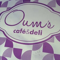 รูปภาพถ่ายที่ Oum&amp;#39;s Cafe โดย Cerebro P. เมื่อ 2/28/2013
