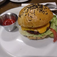 7/14/2018 tarihinde Dj L.ziyaretçi tarafından Burger Haaus'de çekilen fotoğraf