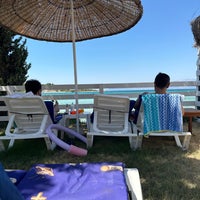 Photo taken at Quente Beach Club by Saniye Ö. on 7/10/2023