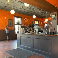 Foto tirada no(a) Mojo Coffee House por Tom F. em 5/30/2021