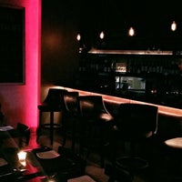 Foto tomada en Red Room Food &amp;amp; Wine Bar  por Faisal el 7/13/2017
