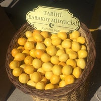 Photo taken at Tarihi Karaköy Midyecisi by Emre on 9/8/2017