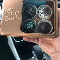 Foto scattata a Austin Cake Ball da Tal I. il 6/8/2018