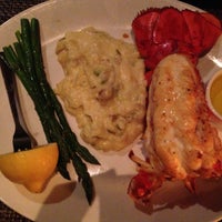 รูปภาพถ่ายที่ J. Gilbert&amp;#39;s Wood-Fired Steaks &amp;amp; Seafood โดย Anna W. เมื่อ 5/6/2013