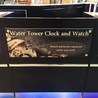 รูปภาพถ่ายที่ Water Tower Clock Shop โดย John R D. เมื่อ 3/11/2016