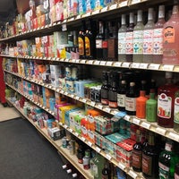 Foto tomada en State Line Liquors  por Angela K. el 6/9/2023