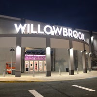 รูปภาพถ่ายที่ Willowbrook Mall โดย Angela K. เมื่อ 11/28/2021