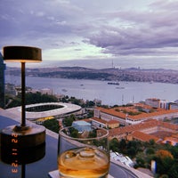 Foto scattata a City Lights Restaurant &amp; Bar InterContinental Istanbul da Yağmur il 11/22/2023