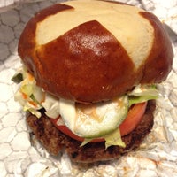 รูปภาพถ่ายที่ American Wild Burger โดย Sarah Y. เมื่อ 4/13/2013