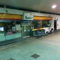 Foto diambil di Shell oleh Hasnul A. pada 10/21/2016