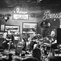 Foto tomada en Bronco&amp;#39;s Sports Bar &amp;amp; Grill  por  ℋumorous el 1/1/2022