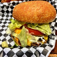Foto tirada no(a) Mixed Up Burgers por  ℋumorous em 6/6/2022