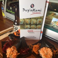 รูปภาพถ่ายที่ Buyinkami sushi addiction โดย l&amp;#39; Osservatore. P. เมื่อ 4/28/2017