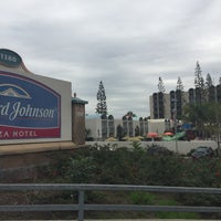 2/21/2017 tarihinde Jonathan S.ziyaretçi tarafından Howard Johnson Anaheim Hotel and Water Playground'de çekilen fotoğraf