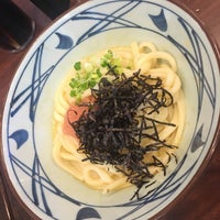 Photo taken at Marugame Seimen (มารุกาเมะ เซเมง) 丸亀製麺 by UnicornX L. on 4/18/2016