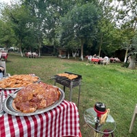 Foto diambil di Yeşil Çiftlik Restaurant oleh Hojat B. pada 9/4/2022