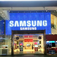Photo taken at Samsung Experience Store by Steve L. on 12/21/2012