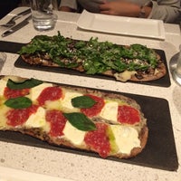 Foto diambil di Pizza Vinoteca oleh Kasey T. pada 10/22/2014