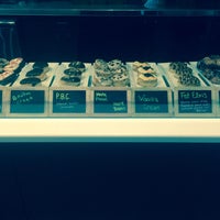 Foto tomada en Holey Moley Coffee + Doughnuts  por Kristiana Z. el 5/22/2016
