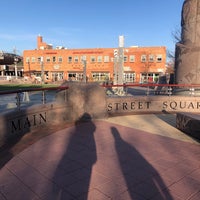 Foto diambil di Main Street Square oleh Debbie E. pada 3/29/2022